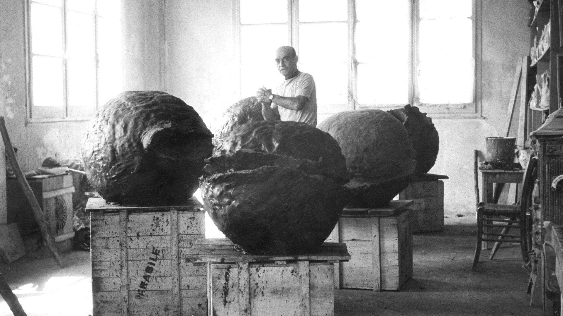 LF O 46_Lucio Fontana con le opere Concetto spaziale Natura in terracotta da sx a dx 59-60 N 7 ; 59-60 N 30; 59-60 N 27 ad Albissola