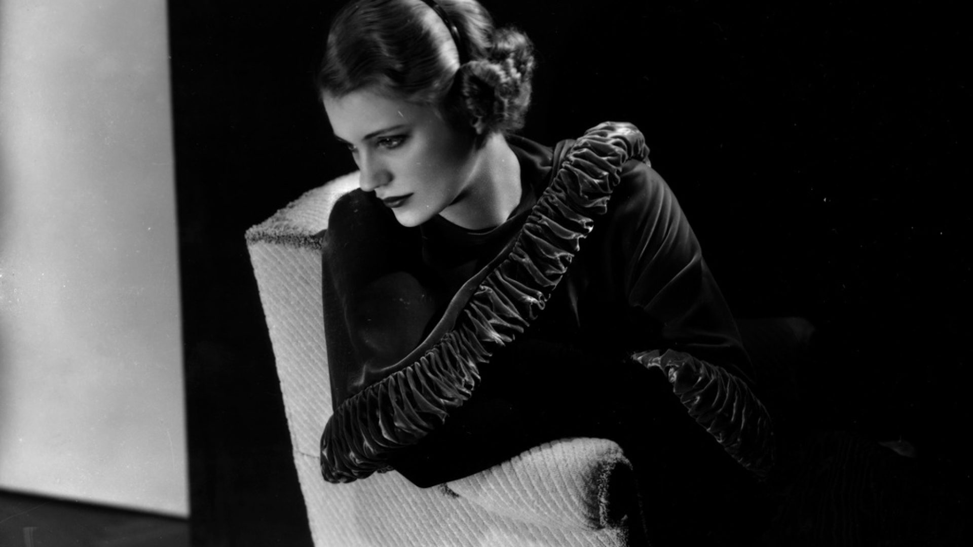 This portrait was shot to show the hair band which was made of a revolutionary new material called plastic. Lee used a half plate studio camera which could not focus at close range, so she had to shoot this full frame shot, and make an enlargement for the close-up.